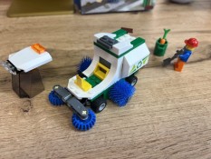 LEGO 60249 Strassenkehrmaschine 2