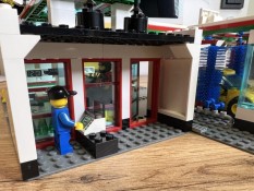 LEGO 7993 Tankstelle Ambiente 1