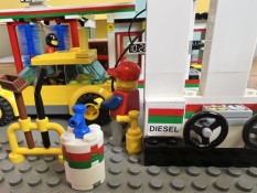 LEGO 7993 Tankstelle Ambiente 2