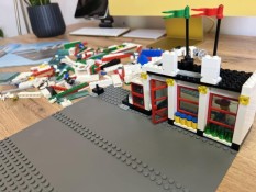 LEGO 7993 Tankstelle Bau 1