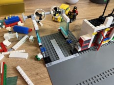 LEGO 7993 Tankstelle Bau 2