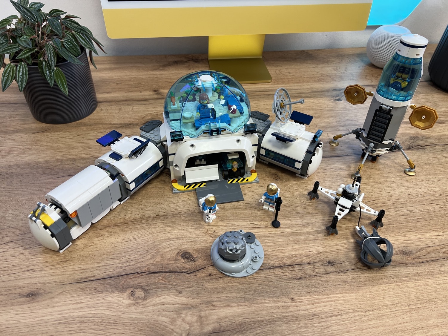 zum LEGO 60350 Set lädt City Mond-Forschungsbasis: ein Spielen Dieses
