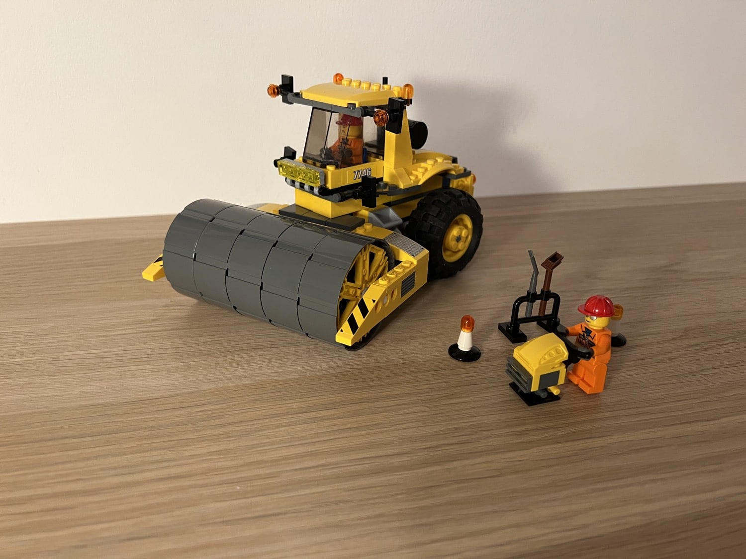 klip jeg læser en bog næve LEGO City 7746 Straßenwalze: Dieses kleine Monster macht alles platt -  Baustein.blog